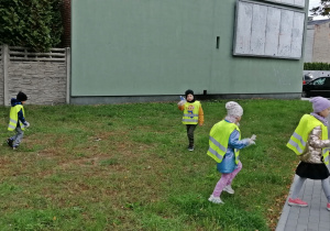 Dzieci sprzatają okolice przedszkola